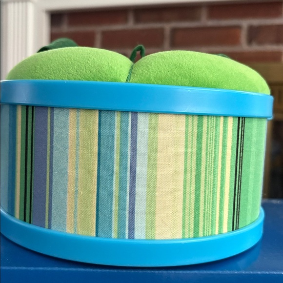 Retro Vintage Sewing Basket Pincushion - Picture 3 of 7